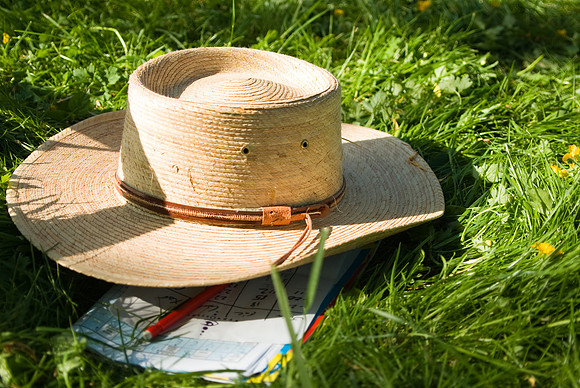 Un chapeau, des mots croisés et une grille de score de Uno