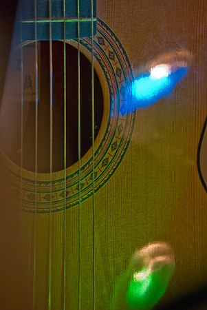 Une guitare, deux spots