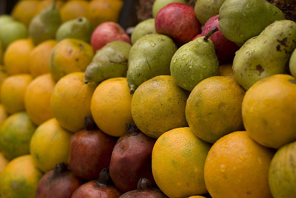 De bons fruits perlés d'eau
