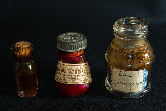 Résine, rouge carmin, eau gommée